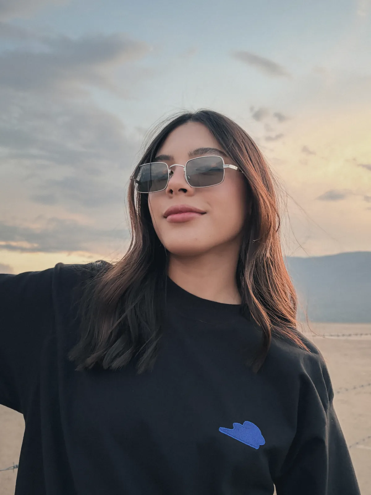 Modelo con la DREAM negra y la nube bordada al frente